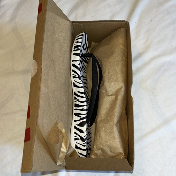 NWT Womens Fitflop Iqushion Flip Flops MSRP $38 Zebra print - Picture 7 of 9